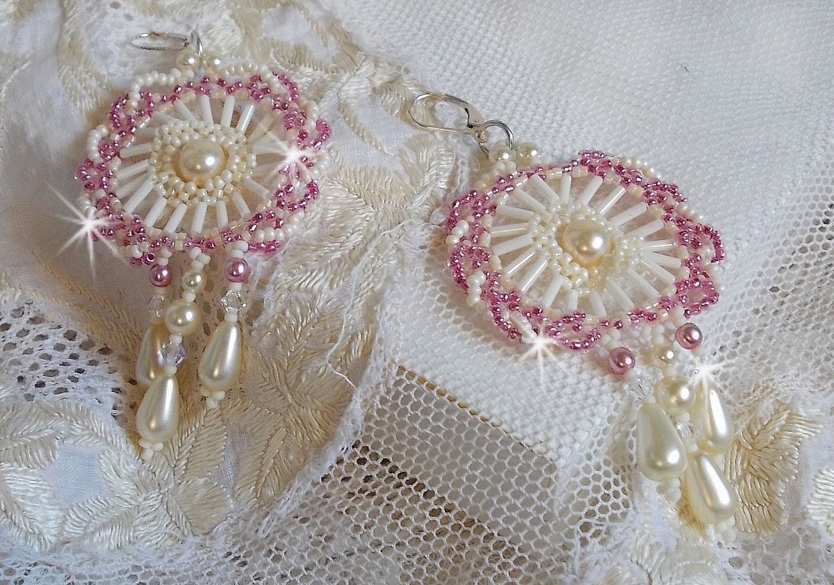 BO D&eacute;tente mont&eacute;es avec perles rondes, gouttes nacr&eacute;es, rocailles rose Antique et dormeuses en Argent 925