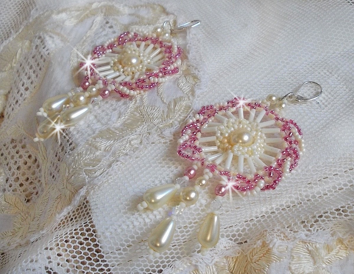 BO D&eacute;tente mont&eacute;es avec perles rondes, gouttes nacr&eacute;es, rocailles rose Antique et dormeuses en Argent 925