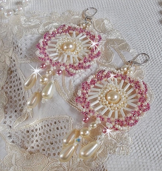 BO D&eacute;tente mont&eacute;es avec perles rondes, gouttes nacr&eacute;es, rocailles rose Antique et dormeuses en Argent 925