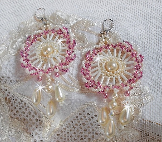 BO D&eacute;tente mont&eacute;es avec perles rondes, gouttes nacr&eacute;es, rocailles rose Antique et dormeuses en Argent 925