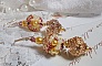 Boucles d'oreilles artisanales en perles jaunes et laiton doré.