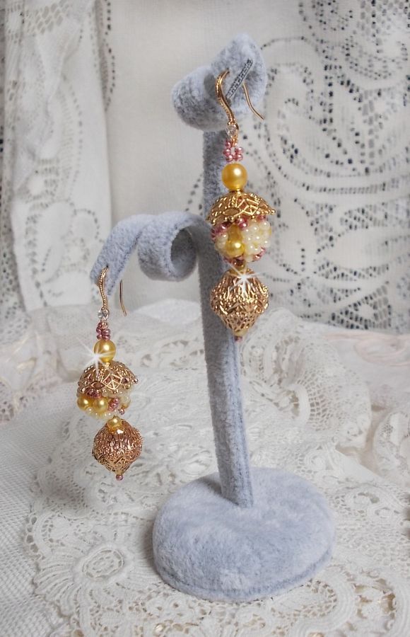 Boucles d'oreilles artisanales en perles et coupelles dorées.