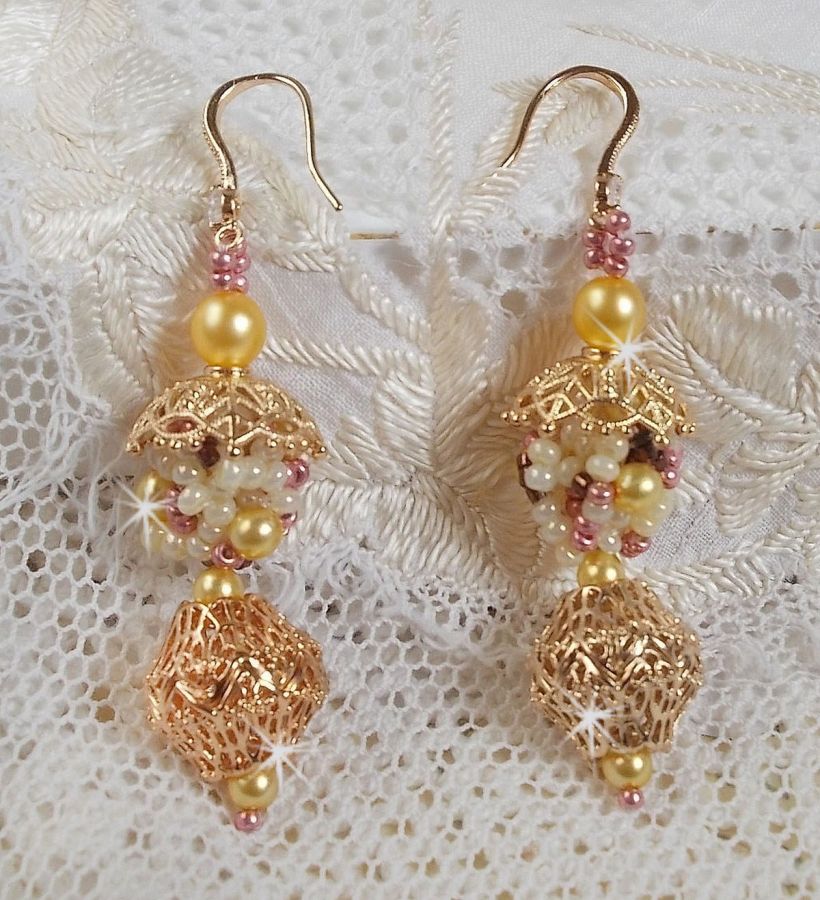 Boucles d'oreilles artisanales en perles et coupelles dorées.