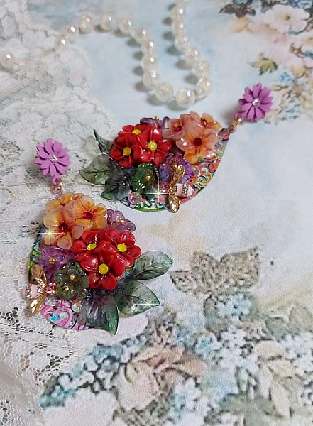 Boucles d'oreilles artisanales fleuries avec abeilles et cristaux colorés.