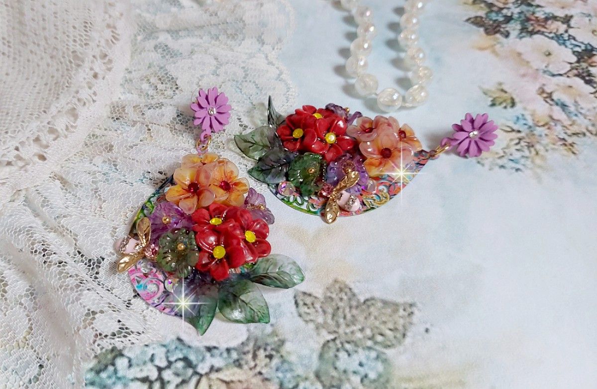 Boucles d'oreilles artisanales fleuries avec abeilles et cristaux colorés.