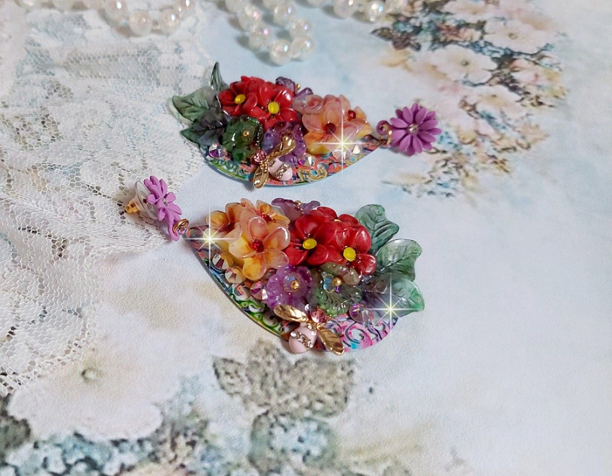 Boucles d'oreilles artisanales fleuries avec abeilles et cristaux colorés.