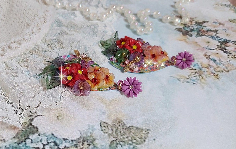 Boucles d'oreilles artisanales fleuries avec abeilles et cristaux Swarovski.