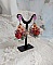 Boucles d'oreilles artisanales fleuries en résine avec breloques abeilles.