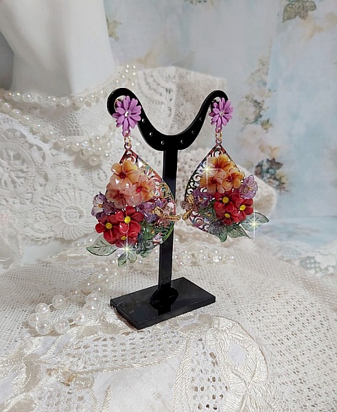 Boucles d'oreilles artisanales fleuries en résine avec breloques abeilles.