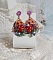 Boucles d'oreilles artisanales fleuries avec abeilles et cristaux colorés.