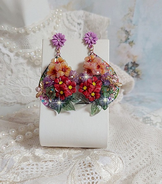 Boucles d'oreilles artisanales fleuries avec abeilles et cristaux colorés.