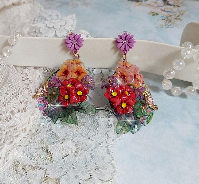 Boucles d'oreilles artisanales fleuries en résine avec cristaux Swarovski.