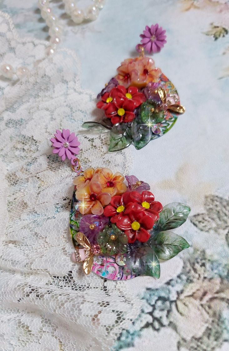 Boucles d'oreilles artisanales fleuries avec résine et breloques abeilles.