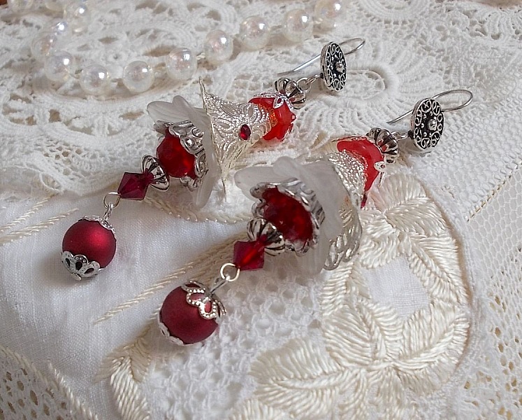 BO Tendre Rouge avec des Cristaux de Swarovski, des perles rondes facett&eacute;es et des crochets d'oreille en argent 925/1000