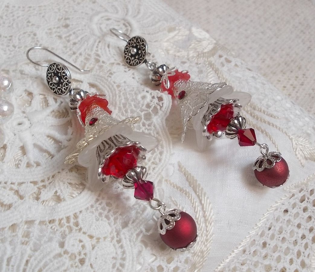 BO Tendre Rouge avec des Cristaux de Swarovski, des perles rondes facett&eacute;es et des crochets d'oreille en argent 925/1000