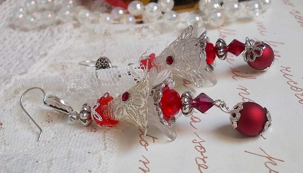 BO Tendre Rouge avec des Cristaux de Swarovski, des perles rondes facett&eacute;es et des crochets d'oreille en argent 925/1000