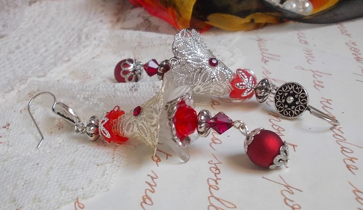 BO Tendre Rouge avec des Cristaux de Swarovski, des perles rondes facett&eacute;es et des crochets d'oreille en argent 925/1000