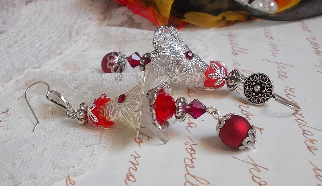 BO Tendre Rouge avec des Cristaux de Swarovski, des perles rondes facett&eacute;es et des crochets d'oreille en argent 925/1000