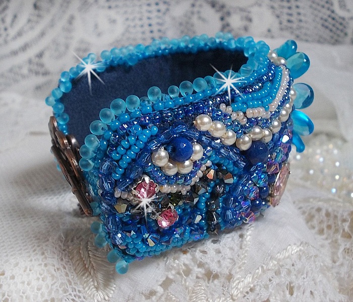 Bracelet Belle Epoque Haute Couture brod&eacute; avec des navettes en Cristal de Swarovski &agrave; laquelle s'ajoute des chatons, toupies, rose en r&eacute;sine, perles rondes nacr&eacute;es, briolettes et rocailles