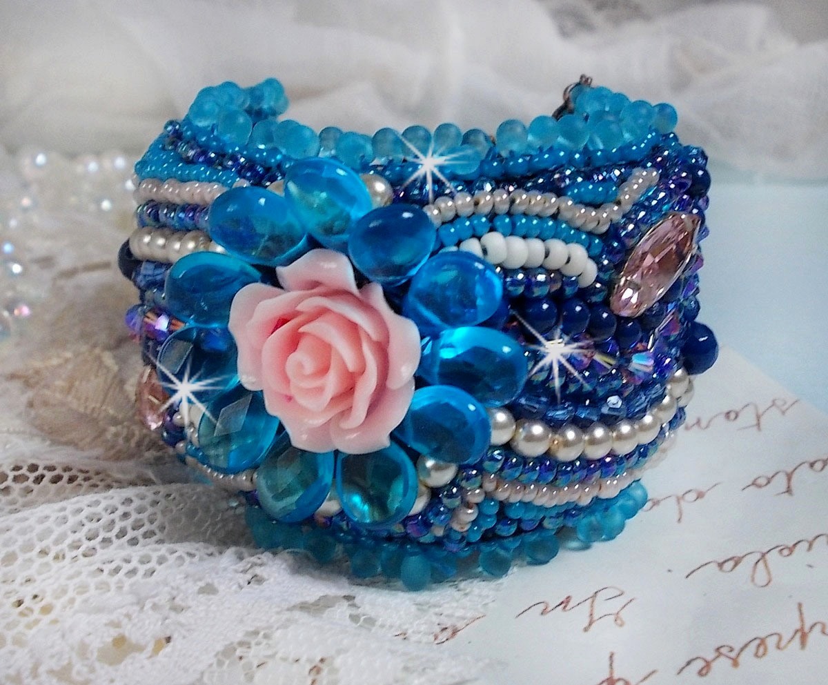 Bracelet Belle Epoque Haute Couture brod&eacute; avec des navettes en Cristal de Swarovski &agrave; laquelle s'ajoute des chatons, toupies, rose en r&eacute;sine, perles rondes nacr&eacute;es, briolettes et rocailles