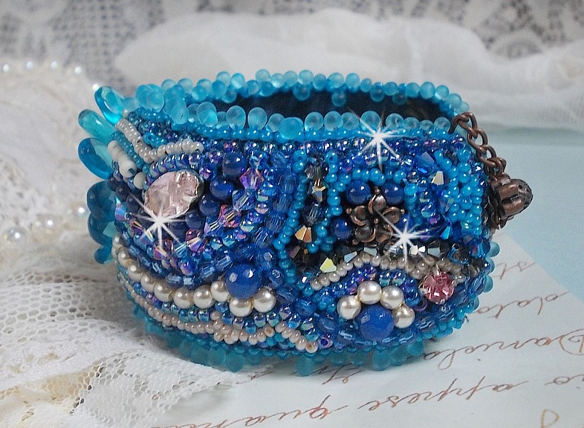 Bracelet Belle Epoque Haute Couture brod&eacute; avec des navettes en Cristal de Swarovski &agrave; laquelle s'ajoute des chatons, toupies, rose en r&eacute;sine, perles rondes nacr&eacute;es, briolettes et rocailles