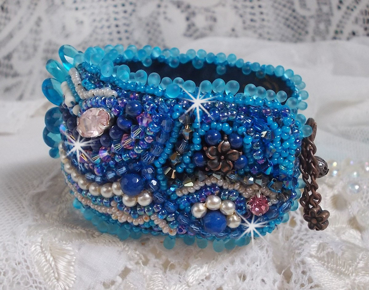 Bracelet Belle Epoque Haute Couture brod&eacute; avec des navettes en Cristal de Swarovski &agrave; laquelle s'ajoute des chatons, toupies, rose en r&eacute;sine, perles rondes nacr&eacute;es, briolettes et rocailles