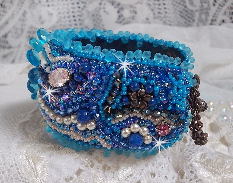 Bracelet Belle Epoque Haute Couture brod&eacute; avec des navettes en Cristal de Swarovski &agrave; laquelle s'ajoute des chatons, toupies, rose en r&eacute;sine, perles rondes nacr&eacute;es, briolettes et rocailles