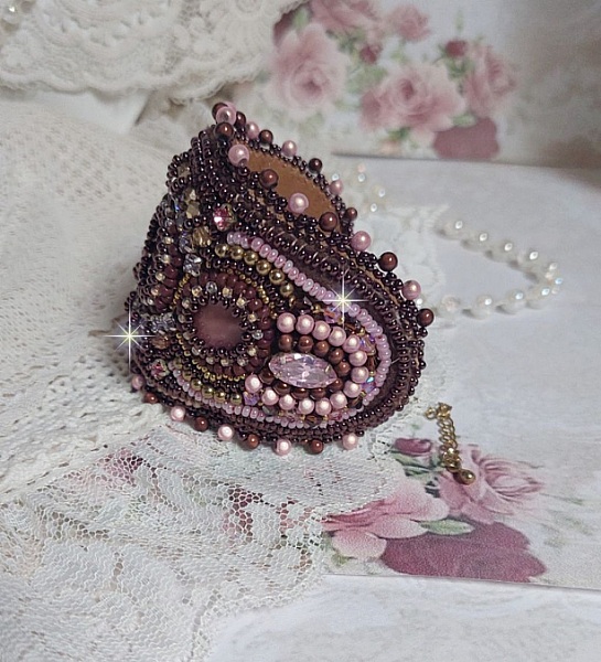 Bracelet Belle romance brod&eacute; avec des disques en Nacres Acajou et Prune. Orn&eacute; de facettes, chatons, rocailles et navettes en Cristal. Le bord du bracelet est fini avec des perles Rose et Marron