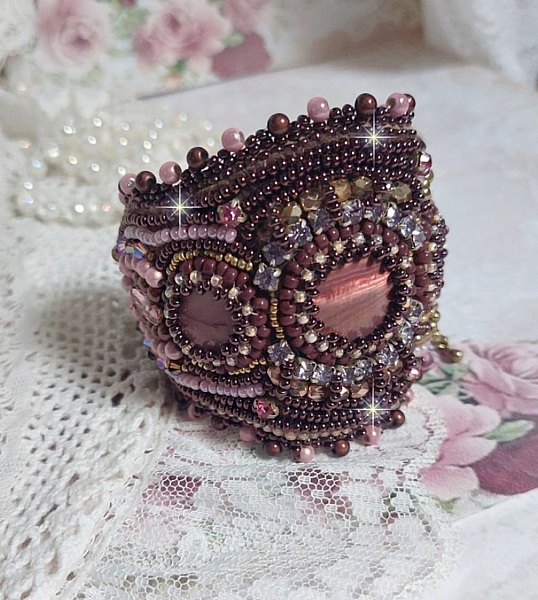 Bracelet Belle romance brod&eacute; avec des disques en Nacres Acajou et Prune. Orn&eacute; de facettes, chatons, rocailles et navettes en Cristal. Le bord du bracelet est fini avec des perles Rose et Marron