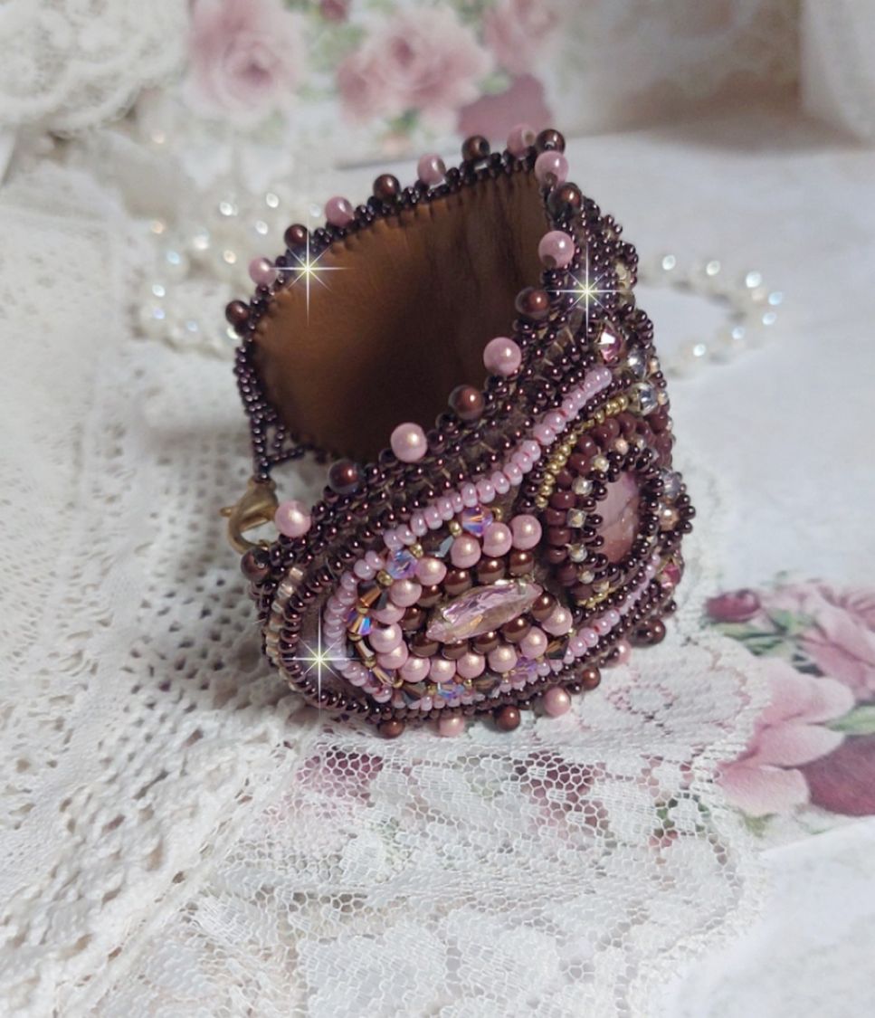 Bracelet Belle romance brod&eacute; avec des disques en Nacres Acajou et Prune. Orn&eacute; de facettes, chatons, rocailles et navettes en Cristal. Le bord du bracelet est fini avec des perles Rose et Marron