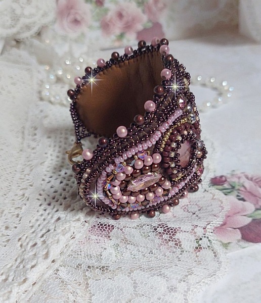 Bracelet Belle romance brod&eacute; avec des disques en Nacres Acajou et Prune. Orn&eacute; de facettes, chatons, rocailles et navettes en Cristal. Le bord du bracelet est fini avec des perles Rose et Marron