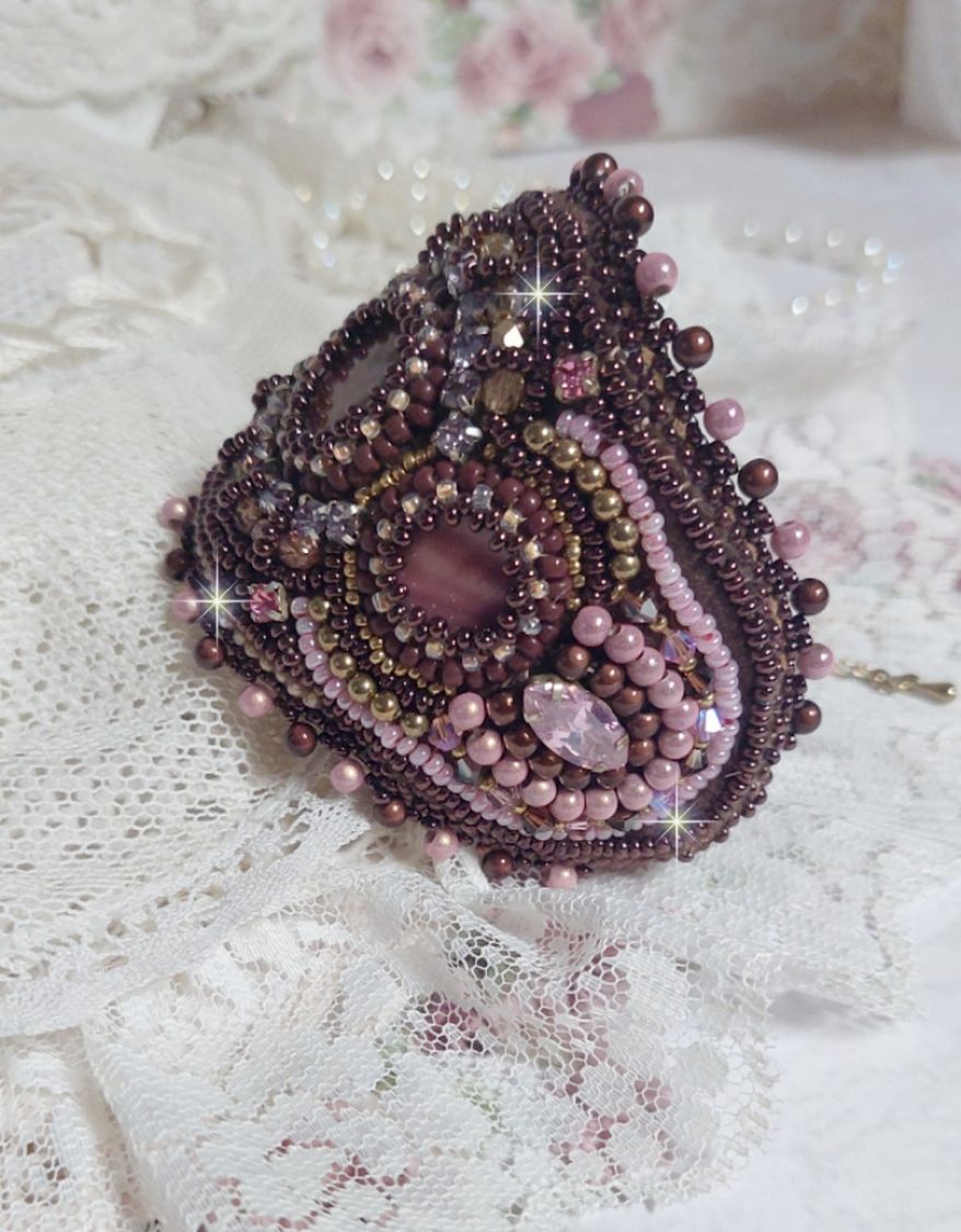 Bracelet Belle romance brod&eacute; avec des disques en Nacres Acajou et Prune. Orn&eacute; de facettes, chatons, rocailles et navettes en Cristal. Le bord du bracelet est fini avec des perles Rose et Marron