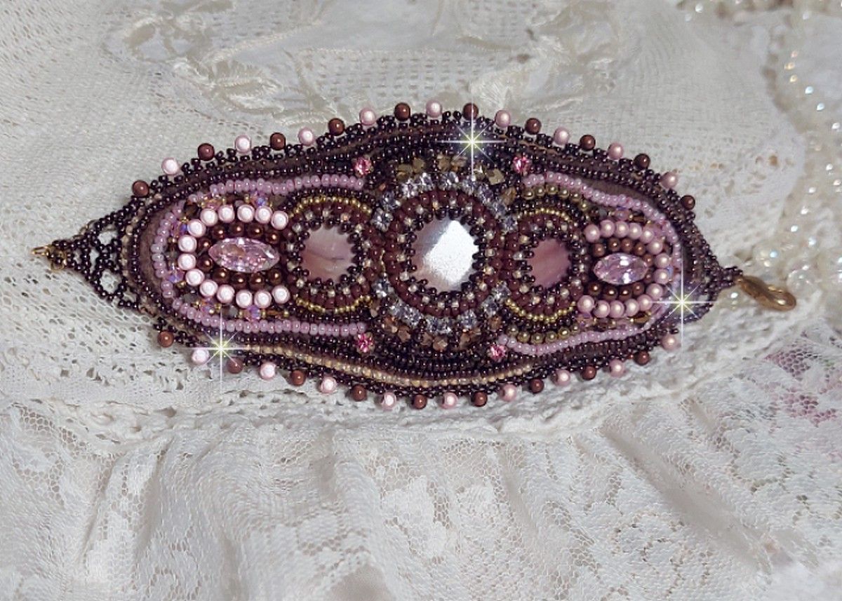 Bracelet Belle romance brod&eacute; avec des disques en Nacres Acajou et Prune. Orn&eacute; de facettes, chatons, rocailles et navettes en Cristal. Le bord du bracelet est fini avec des perles Rose et Marron