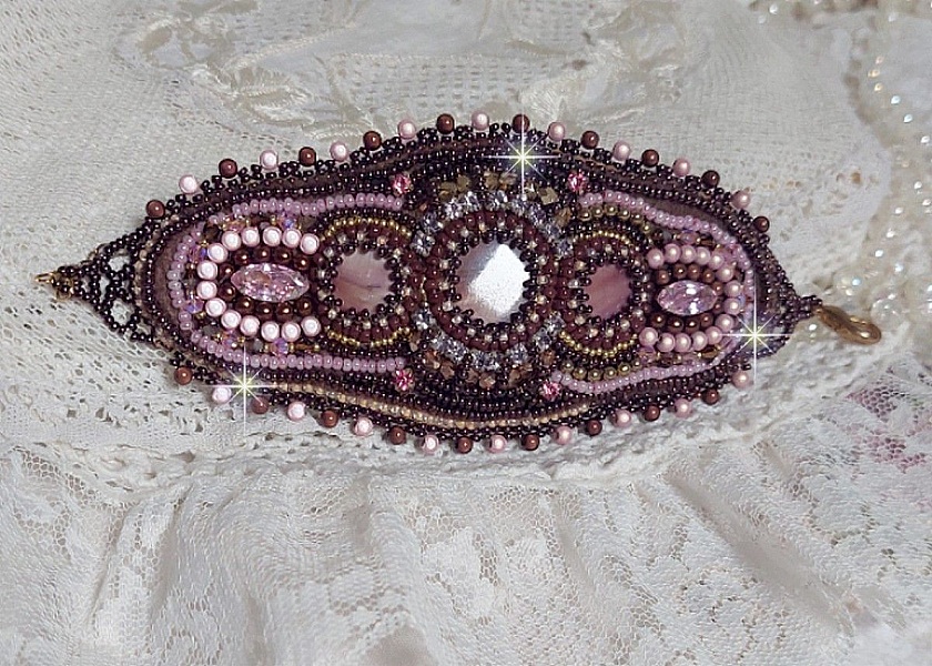 Bracelet Belle romance brod&eacute; avec des disques en Nacres Acajou et Prune. Orn&eacute; de facettes, chatons, rocailles et navettes en Cristal. Le bord du bracelet est fini avec des perles Rose et Marron