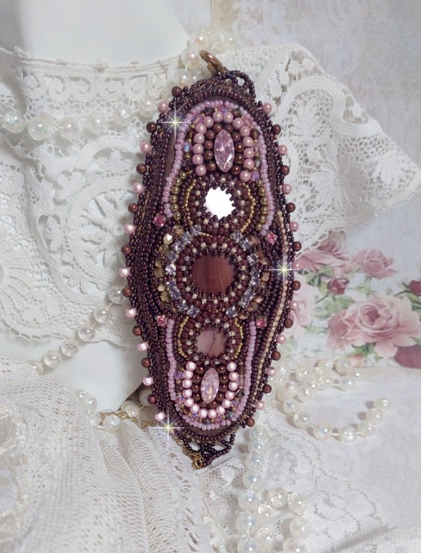 Bracelet Belle romance brod&eacute; avec des disques en Nacres Acajou et Prune. Orn&eacute; de facettes, chatons, rocailles et navettes en Cristal. Le bord du bracelet est fini avec des perles Rose et Marron