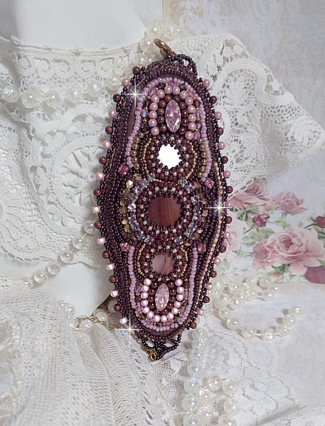 Bracelet Belle romance brod&eacute; avec des disques en Nacres Acajou et Prune. Orn&eacute; de facettes, chatons, rocailles et navettes en Cristal. Le bord du bracelet est fini avec des perles Rose et Marron