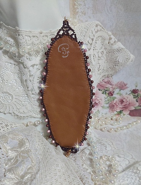 Bracelet Belle romance brod&eacute; avec des disques en Nacres Acajou et Prune. Orn&eacute; de facettes, chatons, rocailles et navettes en Cristal. Le bord du bracelet est fini avec des perles Rose et Marron