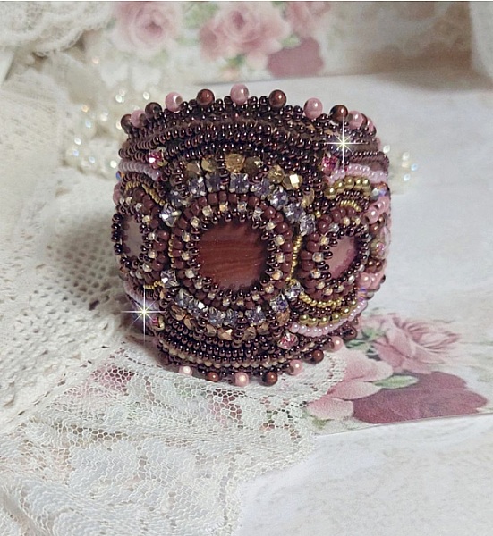 Bracelet Belle romance brod&eacute; avec des disques en Nacres Acajou et Prune. Orn&eacute; de facettes, chatons, rocailles et navettes en Cristal. Le bord du bracelet est fini avec des perles Rose et Marron