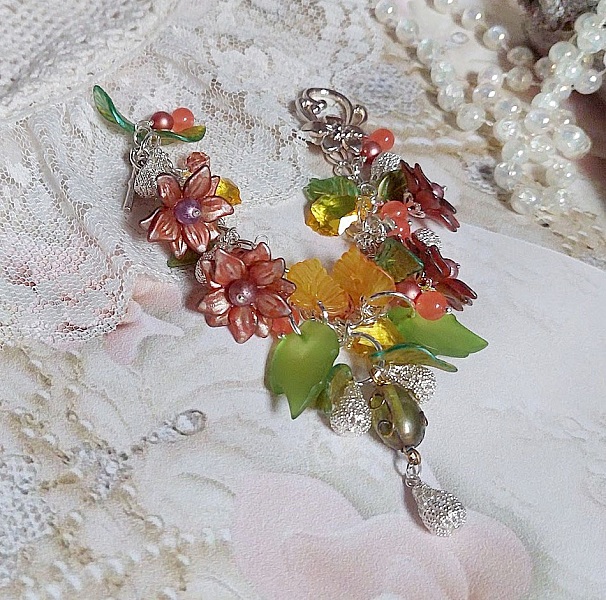 Bracelet gourmette argenté avec fleurs et perles jade orange.