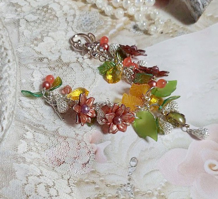 Bracelet gourmette orné de fleurs, feuilles et jade orange.