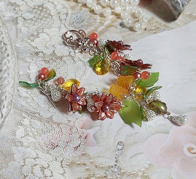Bracelet gourmette orné de fleurs, feuilles et jade orange.