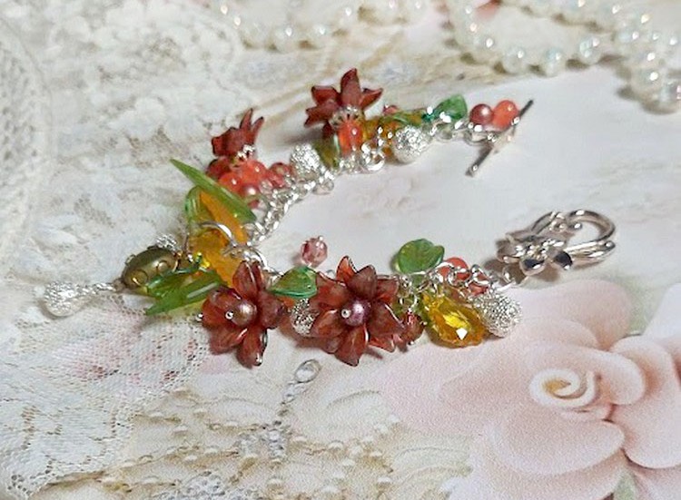 Bracelet gourmette orné de fleurs, feuilles et jade orange.