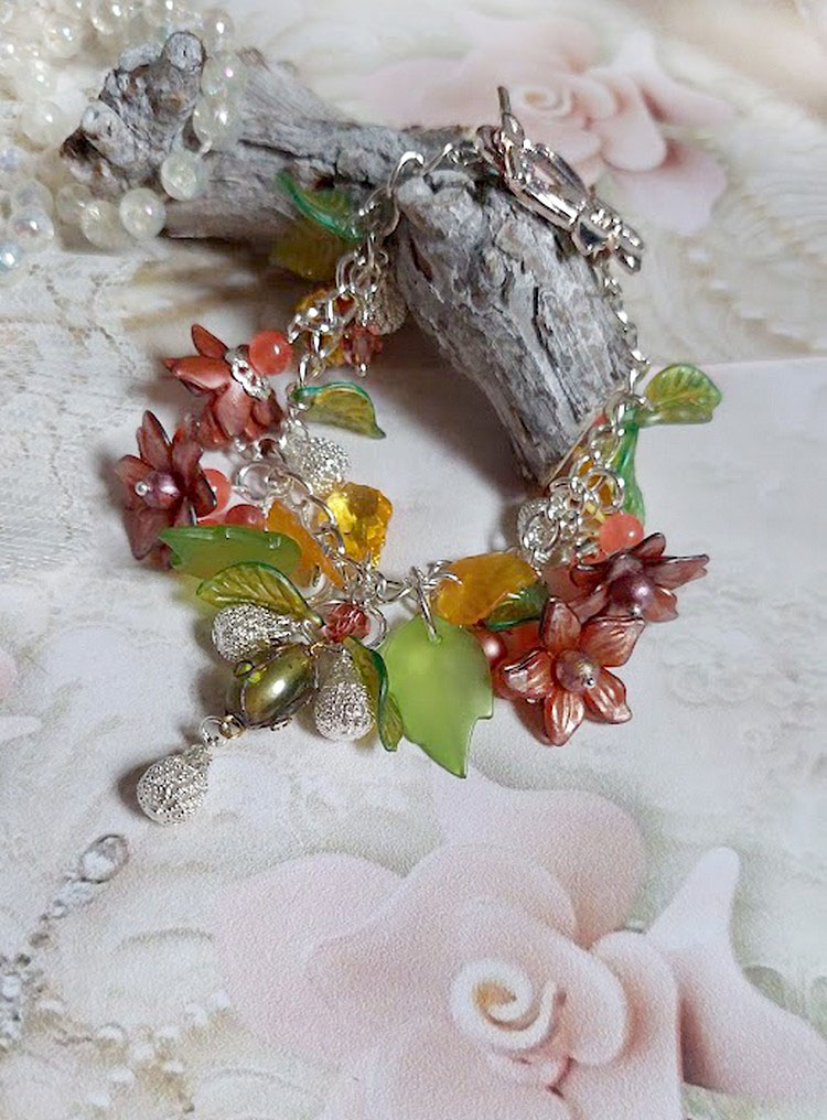 Bracelet gourmette argenté avec fleurs, feuilles et jade orange.