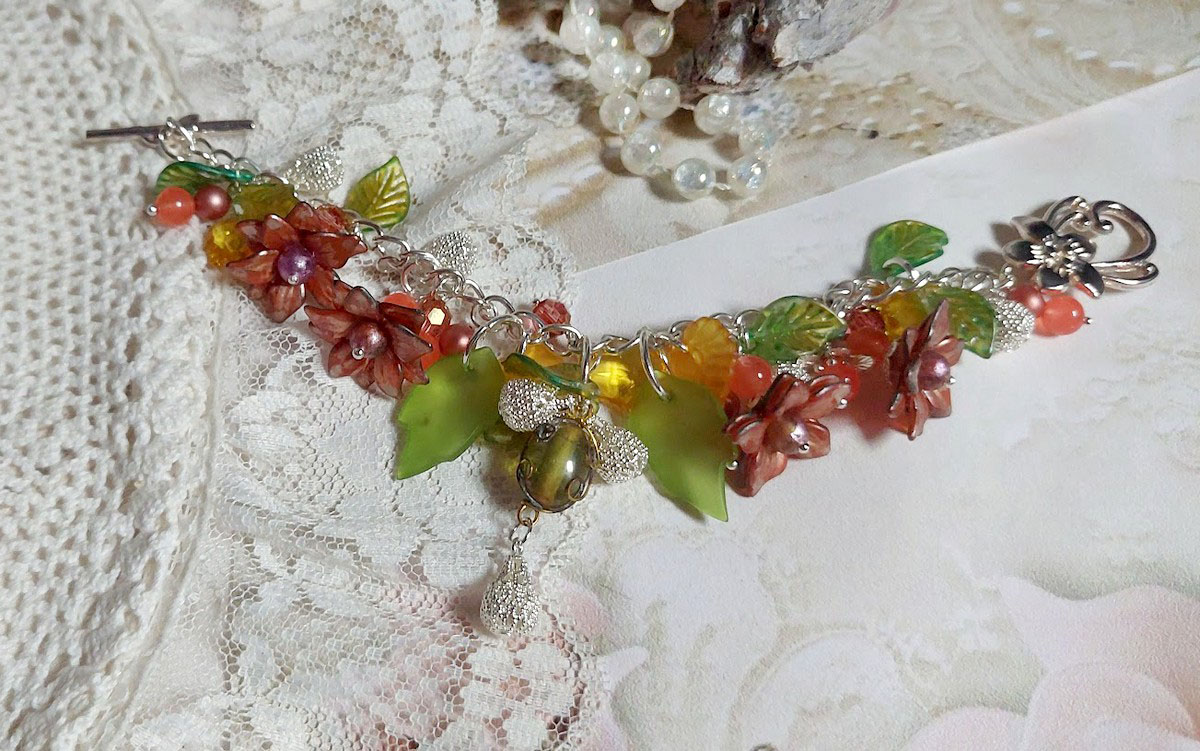Bracelet gourmette argenté avec fleurs et jade orange.
