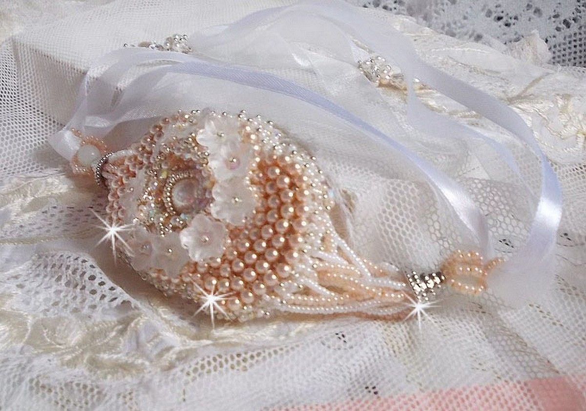 Bracelet Bouquet d'un Jour brod&eacute; avec un cabochon rond couleur Ivoire, fleurs en Lucite entrelac&eacute;es avec des rocailles, toupies en Cristal et Light Peach de qualit&eacute; AB2X &agrave; laquelle s'ajoute des rubans
