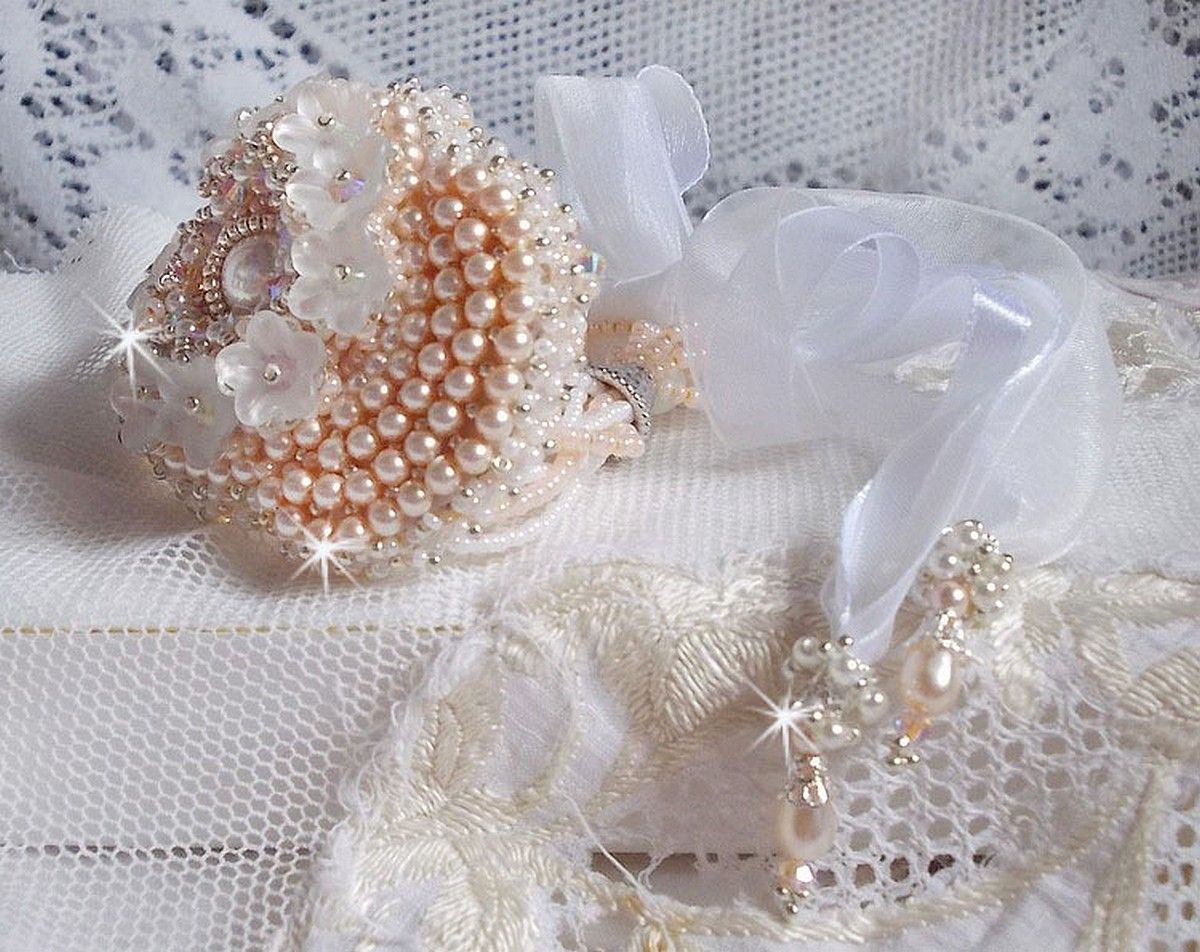 Bracelet Bouquet d'un Jour brod&eacute; avec un cabochon rond couleur Ivoire, fleurs en Lucite entrelac&eacute;es avec des rocailles, toupies en Cristal et Light Peach de qualit&eacute; AB2X &agrave; laquelle s'ajoute des rubans