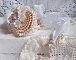 Bracelet Bouquet d'un Jour brod&eacute; avec un cabochon rond couleur Ivoire, fleurs en Lucite entrelac&eacute;es avec des rocailles, toupies en Cristal et Light Peach de qualit&eacute; AB2X &agrave; laquelle s'ajoute des rubans