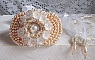 Bracelet Bouquet d'un Jour brod&eacute; avec un cabochon rond couleur Ivoire, fleurs en Lucite entrelac&eacute;es avec des rocailles, toupies en Cristal et Light Peach de qualit&eacute; AB2X &agrave; laquelle s'ajoute des rubans