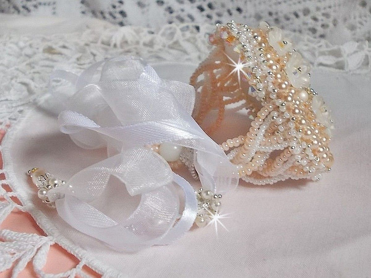 Bracelet Bouquet d'un Jour brod&eacute; avec un cabochon rond couleur Ivoire, fleurs en Lucite entrelac&eacute;es avec des rocailles, toupies en Cristal et Light Peach de qualit&eacute; AB2X &agrave; laquelle s'ajoute des rubans