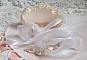 Bracelet Bouquet d'un Jour brod&eacute; avec un cabochon rond couleur Ivoire, fleurs en Lucite entrelac&eacute;es avec des rocailles, toupies en Cristal et Light Peach de qualit&eacute; AB2X &agrave; laquelle s'ajoute des rubans